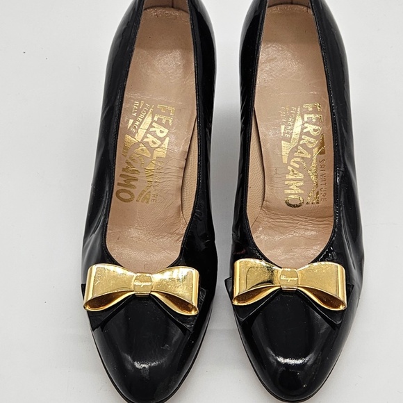 VTG Salvatore Ferragamo Black Patent Leather w/ Gold Metal Bows Pumps Size 5 - Picture 3 of 10